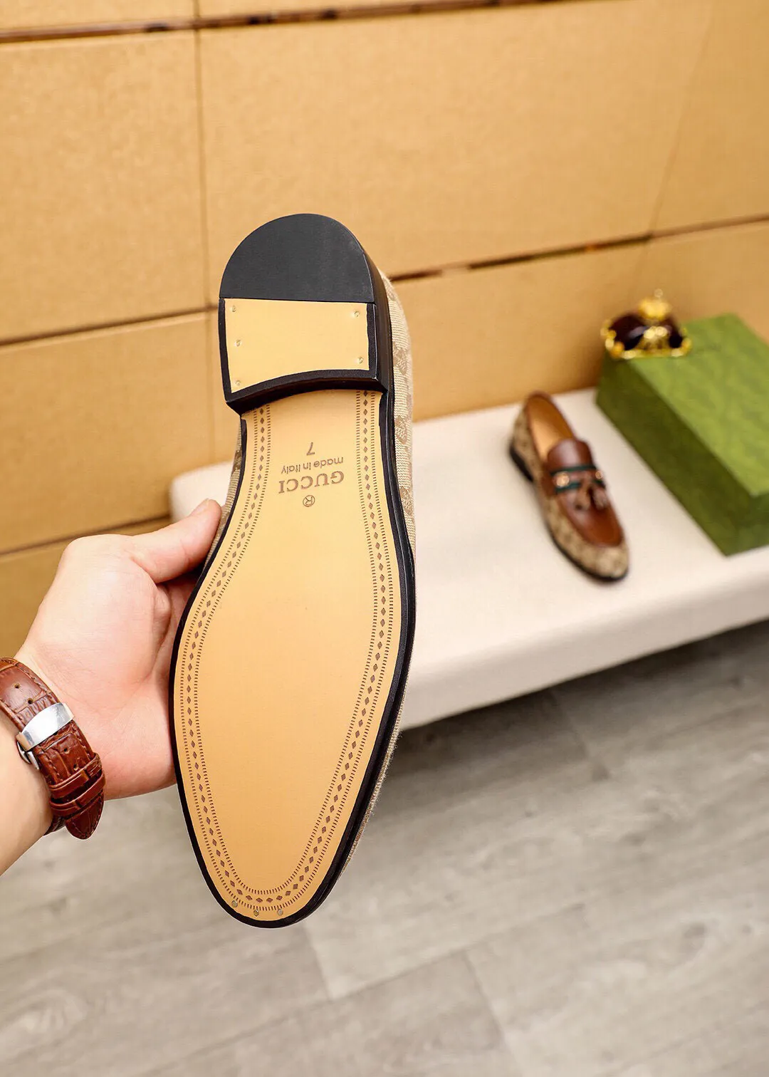Men's shoes 💰520 💐 Product trademark: GUCCI "Gucci" casual leather shoes Regular size: 39-44 (38.45🉑️customized) Product materials: Selected imported first-layer calfskin upper + luxury hardware buckle, imported water-dyed cowhide leather lining. Strong three-dimensional visual effect, original combination outsole Color: 2⃣️colors available